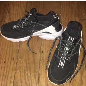 black and white nike huarache sneaker